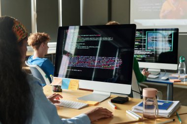 Okuldaki ya da üniversitedeki programlama dersinde bilgisayar kodu yazan öğrenciler, boşluğu kopyalayın