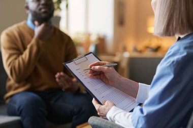 Hasta fotokopi alanına ev ziyareti sırasında elinde dosya tutan ve sağlık kartı dolduran tanınmayan kadın doktorları kapatın.