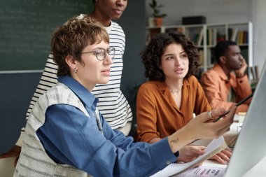 Genç profesyonellerden oluşan çok ırklı bir grup ofiste fikir ve stratejileri tartışıyor. Çeşitli takımlar beyin fırtınası yapıyor, bilgisayar ve belgeler üzerinde işbirliği içinde çalışıyorlar.