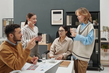 Genç nesil Z iş adamları kahve molası sırasında keyifli sohbetler yapıyorlar.
