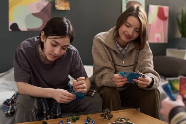 Evde fantezi oyunu oynayan ve strateji planlayan gençlerin gizli sahnesi