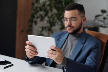 İş yerindeki iş adamının ön plan kopya alanı odaklı dijital tablet kullanan portresi