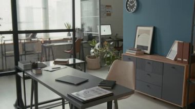 Pürüzsüz, düzenli, minimalist gri mobilyaları, kapalı mekanlı bitkileri ve temiz estetiği olan, üretkenlik ve profesyonel toplantılar için ideal insanlar yok.
