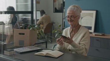 Ofisteki son gününde, kıdemli beyaz kadının telefon konuşmasını sonlandırması, biraz üzüntüyle gülümsemesi ve emeklilik eşyalarını kutuya koymaya başlaması heyecan vericiydi.