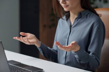 Seçkin bir iş kadınının mimimiklerini yakın çekim sırasında sunması ve uzaktan izleyicilere konuşma yapması. Kopya alanı