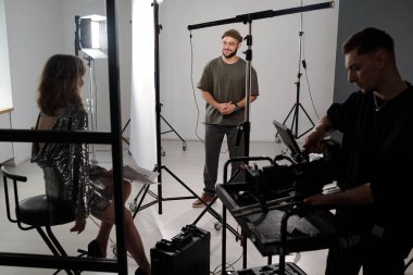 Yapım ekibinin çekim için ekipman hazırladığı sahne arkası çekim süreci