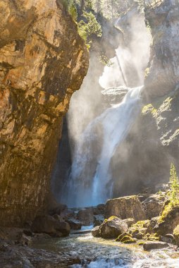 Ordesa ve Monte Perdido Milli Parkı'nda muhteşem şelale (Ordesa Vadisi, Huesca eyaleti, İspanya)