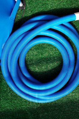 Havuzu doldurmak için mavi hortum.