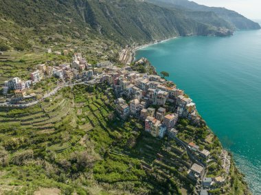 Güneş doğarken hava manzaralı Corniglia kasabası