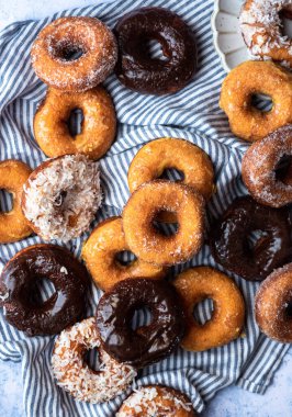 Yaz havlusunda çikolata, limon, şeker ve hindistan cevizli çörek karışımı.