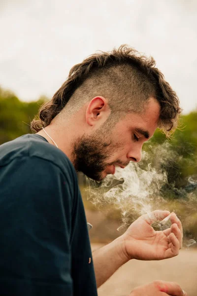Jovem Fumando Charro Maconha Enquanto Olha Para Ele — Fotografia de Stock