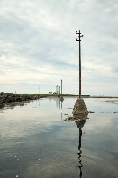Shabby Poste Utilidad Instalado Sobre Base Hormigón Agua Reflectante Mar — Foto de Stock