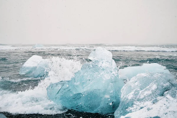 Malebná Scenérie Zpěněných Mořských Vln Šplouchajících Ledové Kameny Během Bouřky — Stock fotografie