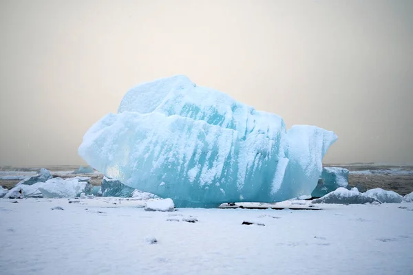 Blå Isbildning Ligger Snöiga Kusten Havet Mot Grå Himmel Vintern — Stockfoto