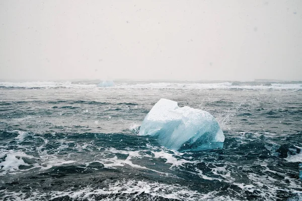 Ledová Formace Mezi Těžkými Pěnivými Mořskými Vlnami Proti Šedé Obloze — Stock fotografie