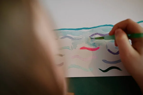 上周末 在家里用刷子和粉笔在纸上画海 上面画的是一个无法辨认的孩子 — 图库照片