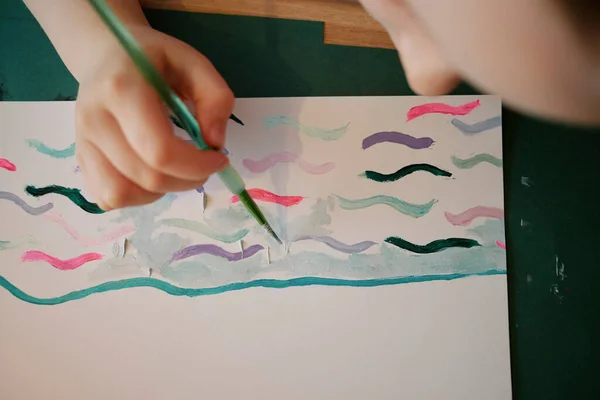 Vista Superior Niño Anónimo Pintando Olas Coloridas Mar Hoja Papel —  Fotos de Stock