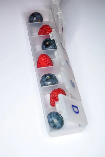 无毒药箱中的蓝莓和覆盆子健康概念 — 图库照片