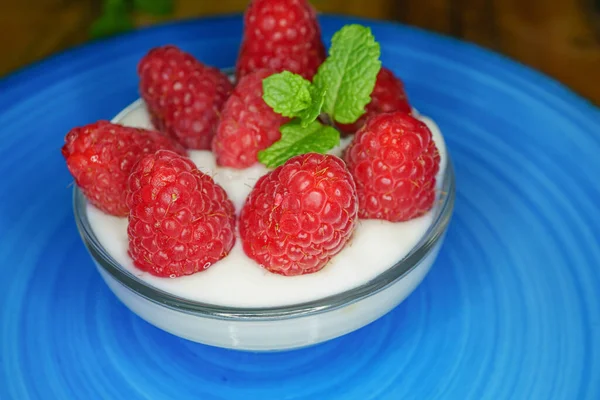 Raspberries Yogurt Glass Bowl Blue Plate Wooden Table — Stock Photo, Image