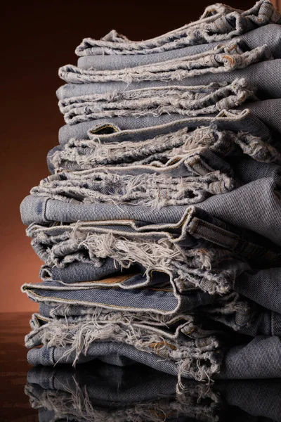 Düzgün Katlanmış Ama Yırtık Pırtık Çamaşırlar Kot Pantolon — Stok fotoğraf