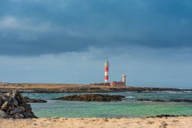 El Cotillo, Fuerteventura, İspanya: 2 Ekim 2020: Günbatımı Deniz feneri Faro el toston, El Cotillo, Fuerteventura, İspanya.