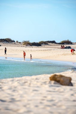 El Cotillo, Fuerteventura, İspanya: 2 Ekim 2020: 2020 yazında İspanya 'nın Fuerteventura kentindeki Playa de la Concha de El Cotillo' da insanlar.