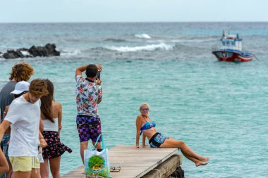 Lobos Adası, Fuerteventura, İspanya: 2020 yazında Fuerteventura 'daki Isla Lobos rıhtımında selfie çekmek üzere 3 Ekim 2020.