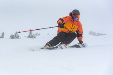 Andorra 'daki Grandvalira kayak merkezinde Pireneler' de kayak yapan adam..