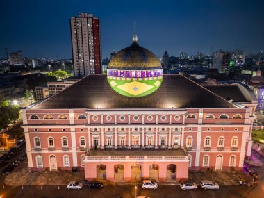 Manaus, Amazonas State, Brezilya 'da tarihi Amazon Tiyatrosu' nun mavi saatinde güzel bir hava manzarası.
