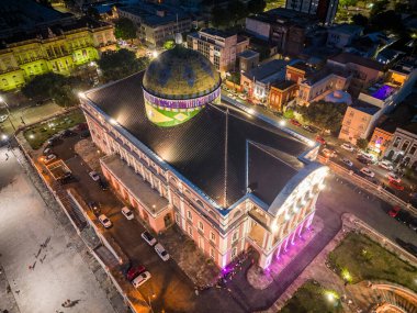 Manaus, Amazonas State, Brezilya 'da tarihi Amazon Tiyatrosu' nun mavi saatinde güzel bir hava manzarası.
