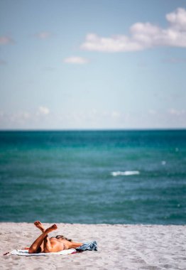 Miami 'de bir kadın. Florida' da güzel bir gün.