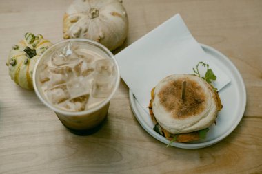 Buzlu kahve ve kahvaltı sandviçi