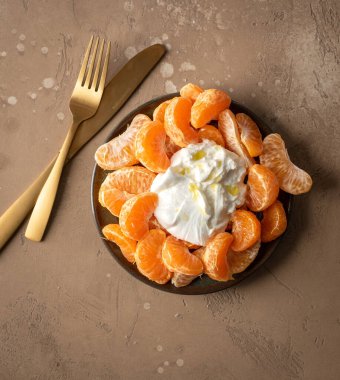 Burrata peynirli portakal salatası.