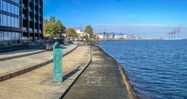 Odessa, Ukrayna 28.10.2022. Odessa, Ukrayna 'daki Lanzheron sahilinde güneşli bir sonbahar günü