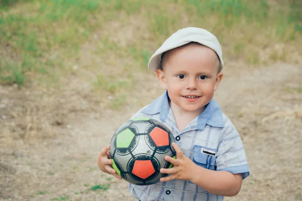 Junge Hält Seinen Fußball Einem Sonnigen Sommertag Freien — Stockfoto