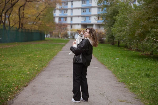 秋の街の少女とジャック ラッセル テリア — ストック写真