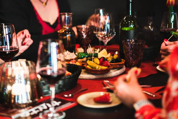 テーブルの上に食べ物や飲み物でタパスを食べる人 — ストック写真