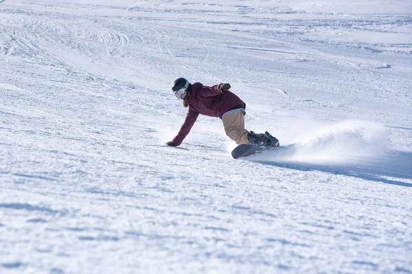 Jovem Snowboarder Movimento Snowboard Nas Montanhas — Fotografia de Stock