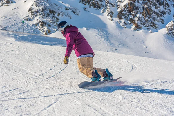 Giovane Donna Snowboarder Movimento Sullo Snowboard Montagna — Foto Stock