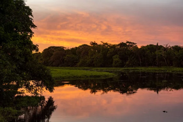 Bella Vista Sulle Nuvole Arancio Tramonto Sul Lago Nel Pantanal — Foto Stock