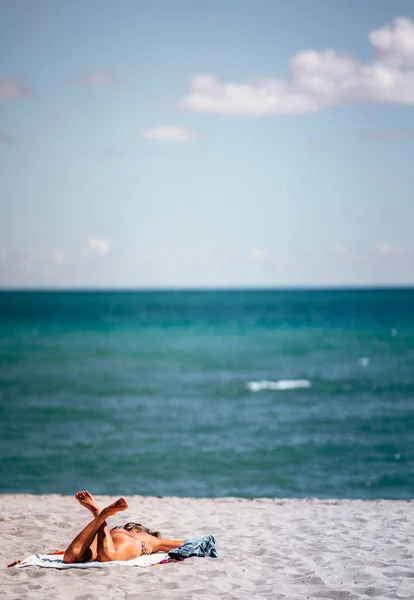 Mulher Uma Praia Miami Usa Florida Belo Dia Amor Relaxar — Fotografia de Stock