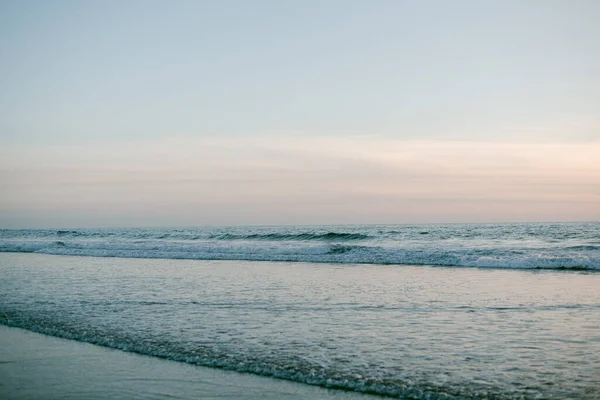 Kumsalda Açık Mavi Pembe Gün Batımı — Stok fotoğraf