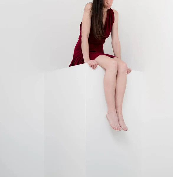 Surrealistisch Portret Van Zittende Vrouw Minimale Witte Ruimte — Stockfoto