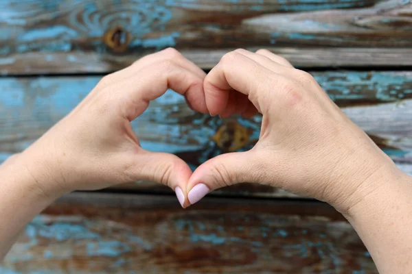 Mãos Dobradas Forma Coração Uma Parede Madeira Azul — Fotografia de Stock