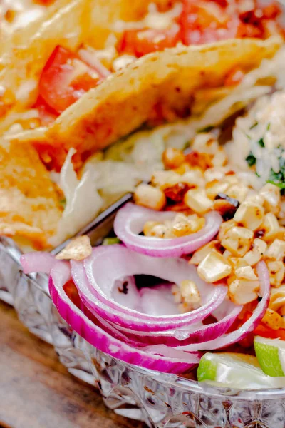 Eine Scheibe Zwiebel Mit Taco Gericht — Stockfoto
