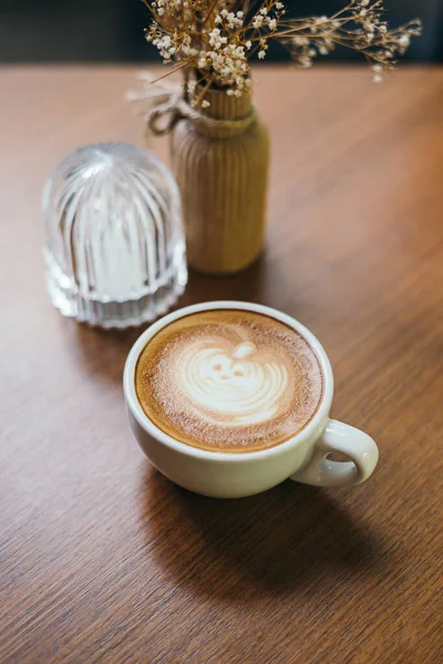 ハロウィンカボチャラテアートでコーヒーマグカップ — ストック写真