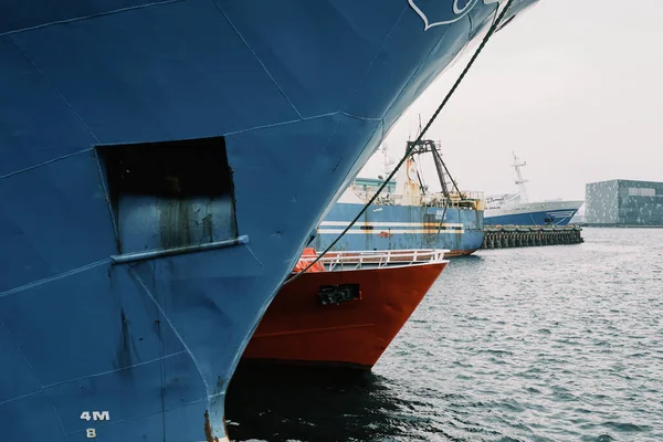 Ομάδα Φορτηγών Πλοίων Αγκυροβολημένων Στη Σειρά Στο Λιμάνι Κυματιστά Νερά — Φωτογραφία Αρχείου