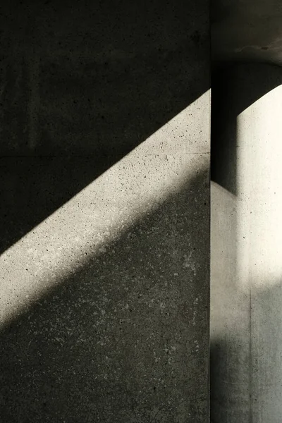 Сіра Бетонна Стіна Будівлі Гострим Сонячним Промінням Тіні Падають Даху — стокове фото