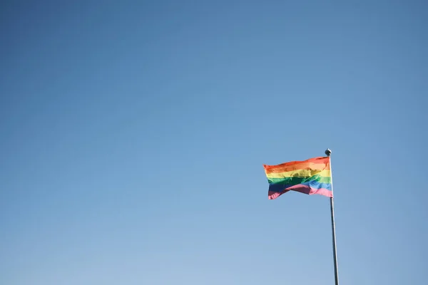 Från Regnbågsflaggan Fladdrar Stolpen Mot Molnfri Blå Himmel Hbt Stolthet — Stockfoto