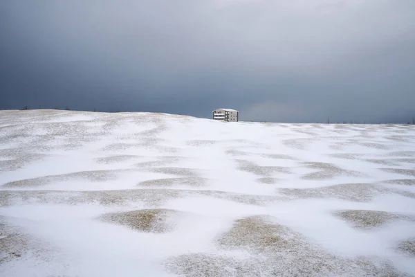 Обширная Равнина Белым Снегом Далёким Жилым Зданием Расположенным Против Облачного — стоковое фото